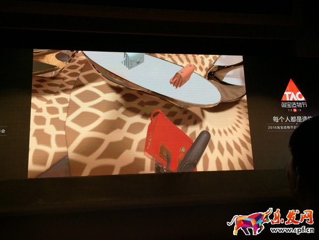 通過手柄很容易就把產品拿起來了 通過手柄很容易就把產品拿起來了